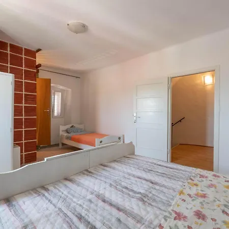 Dom wakacyjny 3 Bedroom Lovely In *