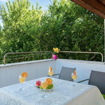 Vikendica 3 Bedroom Lovely In