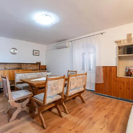 Pet Friendly In With Wifi Holiday home Peruski